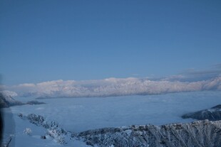 冬日雪景中的广阔冰封湖面