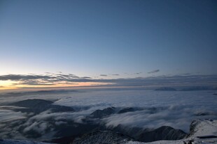 云海之上的壮丽日出景观