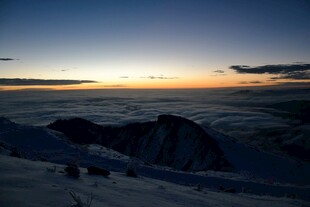 雪山之巅的壮丽日出景观