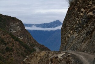 山间蜿蜒公路 云海相伴