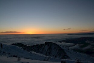 雪山之巅的壮丽日出景观