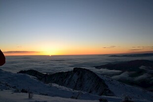山顶壮丽日出云海景观