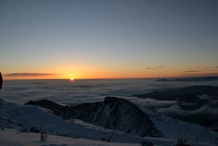 雪山之巅的壮丽日出景象