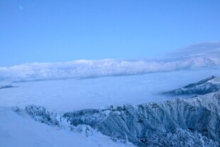 雪覆山林 远观壮丽雪景