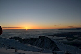 雪山之巅的壮丽日出
