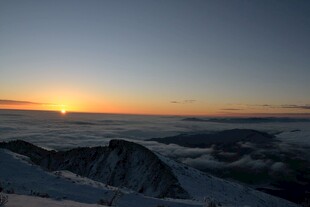 雪山之巅的壮丽日出