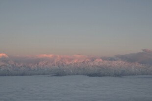 雪野上的梦幻粉紫色霞光