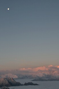 黄昏海面伴月美景