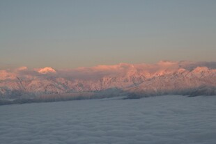 海上日出霞光映照天际