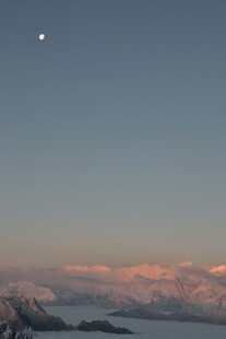 黄昏天际 月映山峦美景