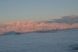 天边粉霞映雪地美景