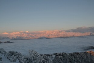 冬日雪野的绚丽霞光