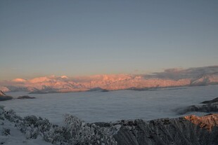 雪后湖畔的绚丽霞光
