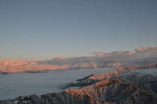 日出云海中的壮丽山峦