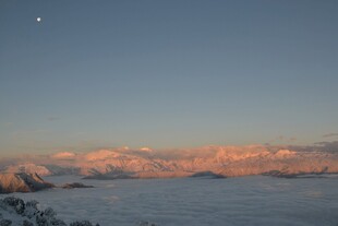 黄昏时分的湖山与弯月