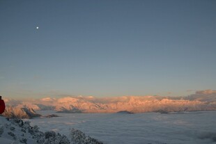 雪后初晴的壮丽山间景色