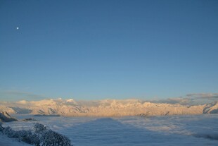 雪后晴空下的壮丽云海景观