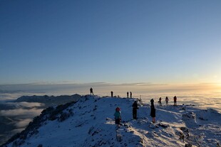 雪山顶上的壮丽日出景观