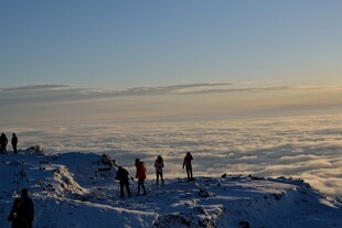 雪山之巅赏云海的人群