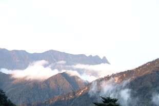 山间云雾缭绕的壮美景色