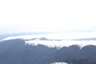 山峦云海壮丽景观