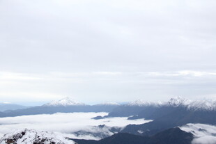 雪山云海壮丽风光