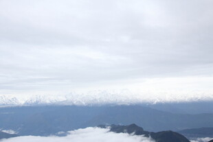 云海中的山峦美景