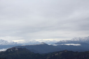云雾缭绕的山峦美景