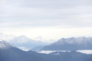 云雾缭绕的壮丽雪山景观