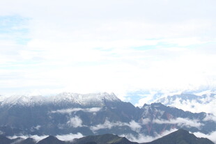 云雾缭绕的壮丽山脉