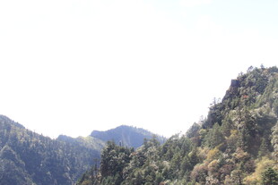 巍峨青山景色秀丽