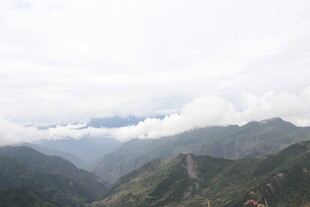 云雾缭绕的壮丽山峦景色