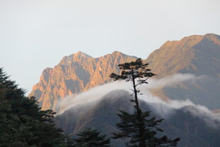 山间云雾缭绕的壮丽山峰