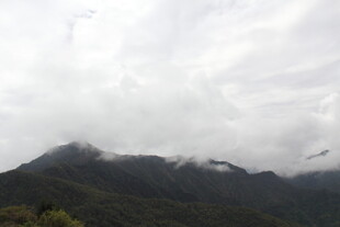 云雾缭绕的山峦美景