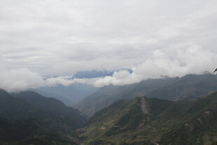云雾缭绕的壮美山峦景色