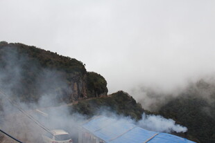 山间云雾缭绕的壮丽景象