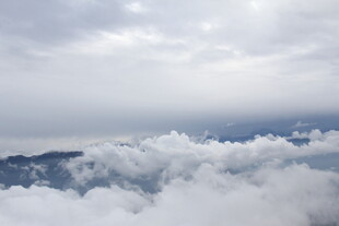 云海之上的壮丽天空