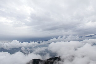 云海之上的壮阔天空景象