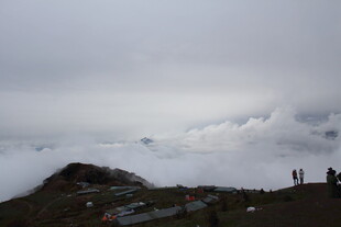 山顶云雾中观景的人群