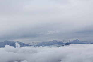 云海之上的山峦美景