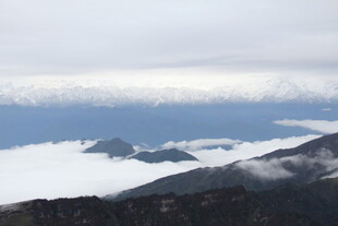云海中的山峦景观