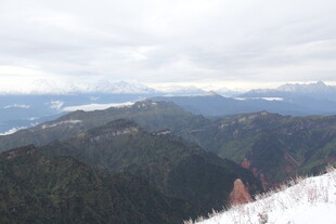 雪山环绕的葱郁山峦