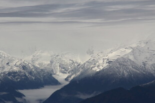 雪山云海壮丽景观