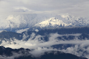云海环绕的壮丽雪山
