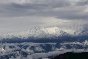 雪山云海壮丽景观