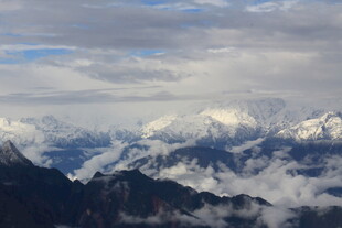 云海环绕的壮丽山脉