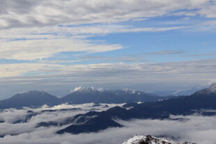 云海之上的壮丽山峦景色