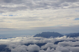 云海之上的孤峰奇景