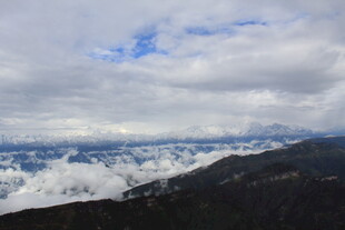 云海山峦间的壮阔景致