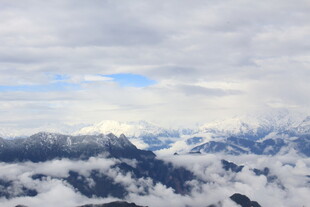 云海之上的壮丽山峦